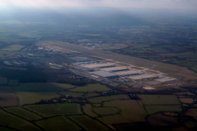 Stansted Havalimanı’na 24 bin panelli güneş santrali 13 Uzay Haberleri Boeing 777 London-Stansted-Airports-24000-solar-panels-can-match-the-airports-peak-electricity-demand