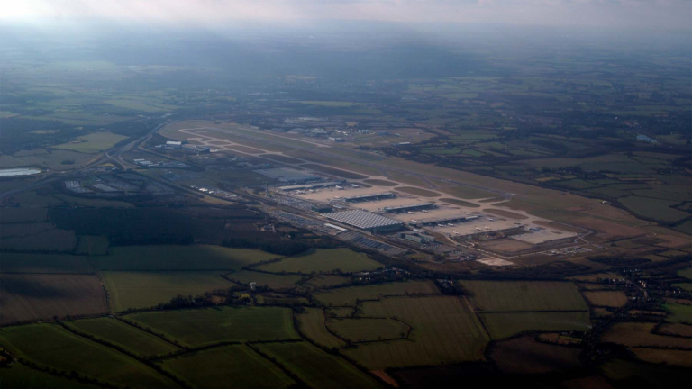 London-Stansted-Airports-24000-solar-panels-can-match-the-airports-peak-electricity-demand