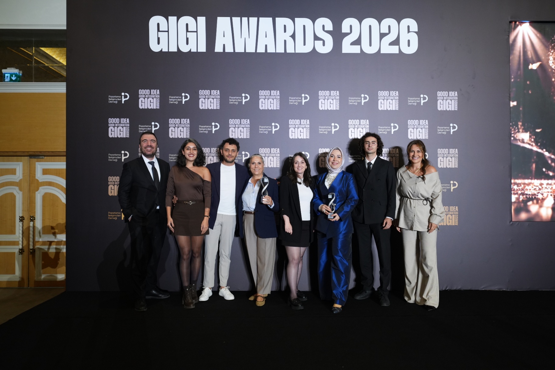 Sabiha Gökçen’e GIGI Awards 2026’dan gümüş ödül 7 Havalimanları Sabiha Gökçen Sabiha Gökçen Havalimanı'nın GIGI Awards 2026'da ödül kazanan sıfır atık projesindeki plastik atıklarla dolu şeffaf valizler.