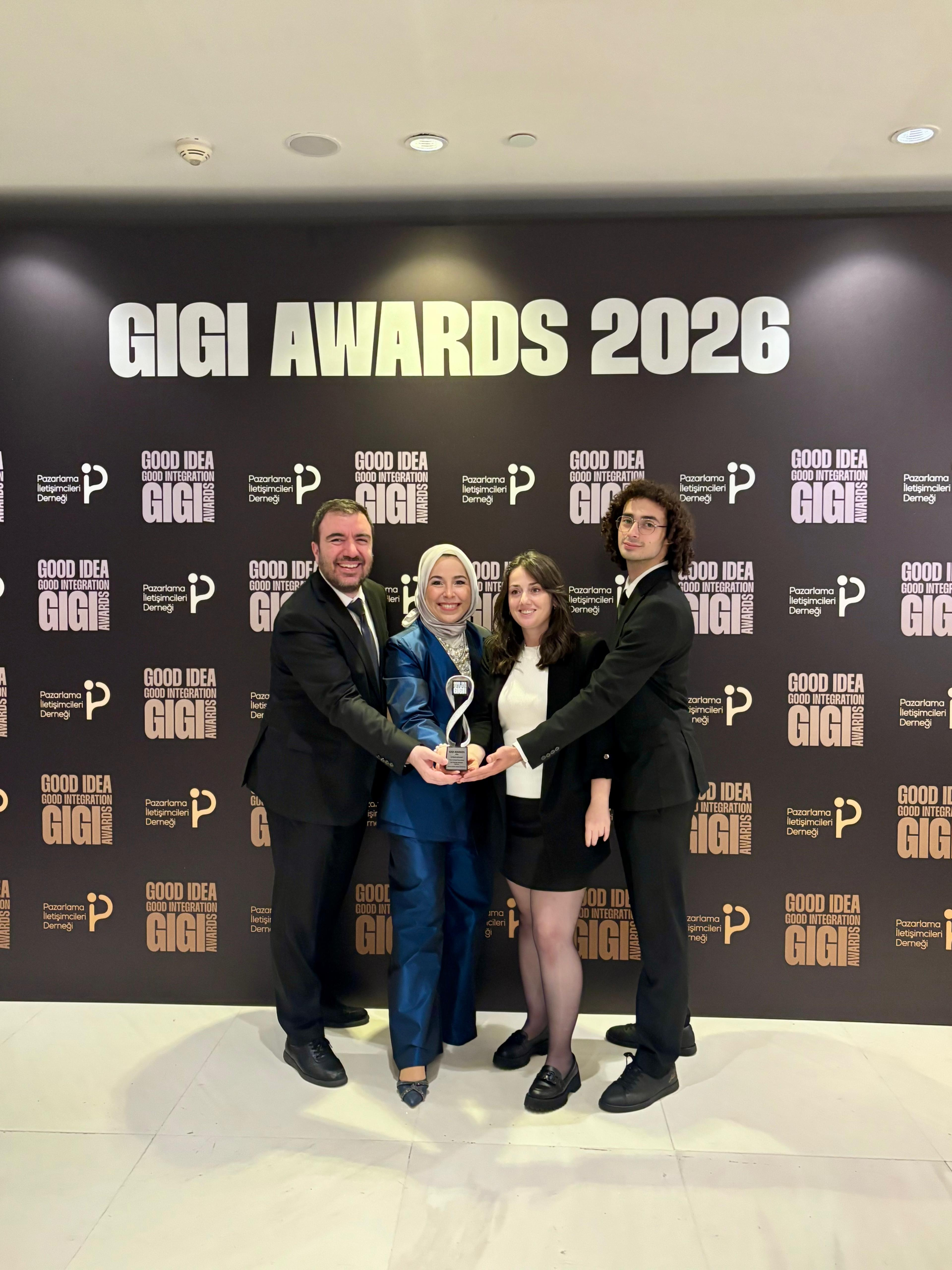 Sabiha Gökçen’e GIGI Awards 2026’dan gümüş ödül 1 Havalimanları Sabiha Gökçen Sabiha Gökçen Havalimanı'nın GIGI Awards 2026'da ödül kazanan sıfır atık projesindeki plastik atıklarla dolu şeffaf valizler.