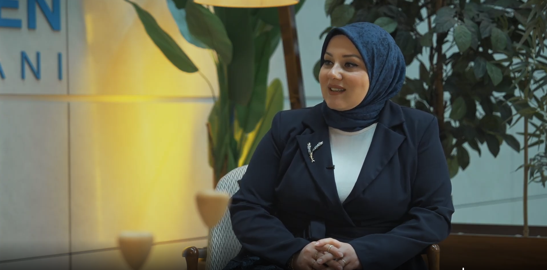 Sabiha Gökçen'de Özen Çakır Özel'in Havacılık Hikâyesi 2 Havalimanları Sabiha Gökçen İstanbul Sabiha Gökçen Havalimanı Misafir Deneyimi Şefi Özen Çakır Özel – Havacılıkta Sınır Tanımayan Kadınlar belgesel serisi.