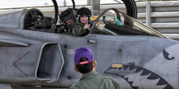 Tayland Kraliçesi Suthida’nın Saab JAS 39C Gripen ile solo uçuşu sonrası görüntüsü