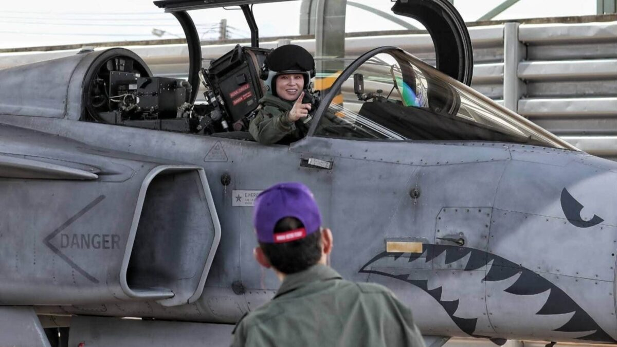 Queen-Suthida-of-Thailand-aboard-a-Royal-Thai-Air-Force-JAS-39C-Gripen-at-Wing-7-in-Surat-Thani-1200x675-1