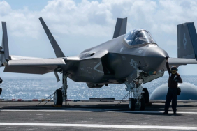 F-35 için 10 Yıllık Tedarik ve Bakım Planı 17 Boeing Haberleri Lufthansa Grubu Sailors_prepare_to_taxi_an_F-35C_Lightni_0