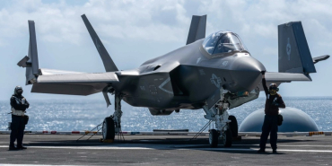 Sailors_prepare_to_taxi_an_F-35C_Lightni_0