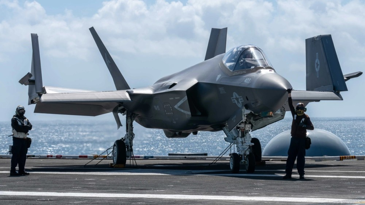 Sailors_prepare_to_taxi_an_F-35C_Lightni_0