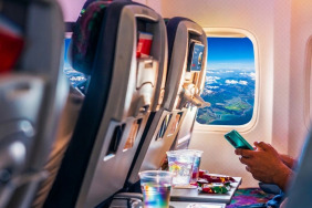 American Airlines Kartlarında Ücret ve Avantaj Değişikliği 8 Yeni Uçaklar Belerus american-airlines-passenger-seated-inside-an-aircraft-cabin