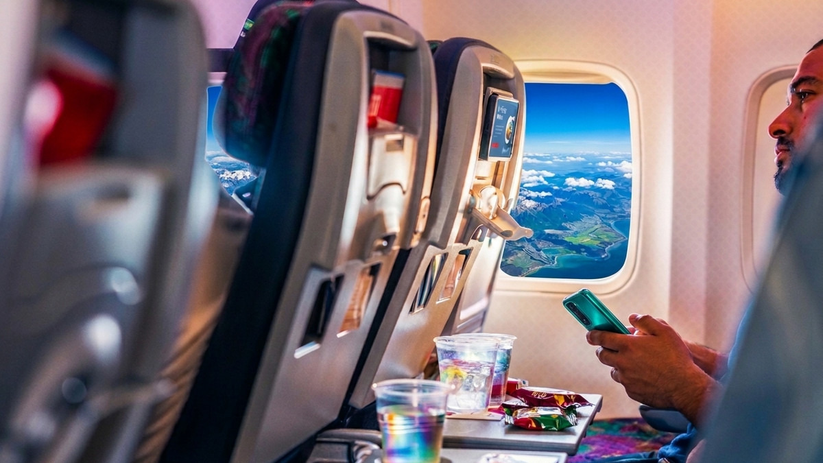 American Airlines Kartlarında Ücret ve Avantaj Değişikliği 3 Kaza ve Olaylar Havacılık Haberleri easyJet american-airlines-passenger-seated-inside-an-aircraft-cabin