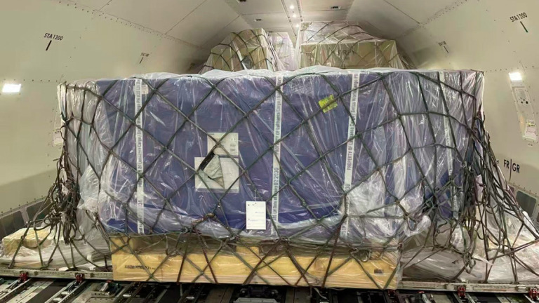 Rüzgar türbini parçaları dokuz direkt uçuşla taşındı 5 Askeri Havacılık cargo_loading_operations_at_shanghai_pudong_international_airport_china