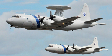 Üst bölümünde radar kubbesi bulunan CBP P-3 AEW uçağı