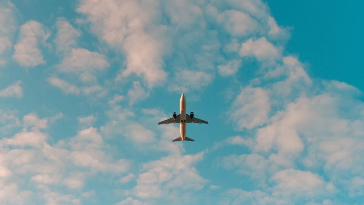 commercial-aircraft-blue-sky-flight
