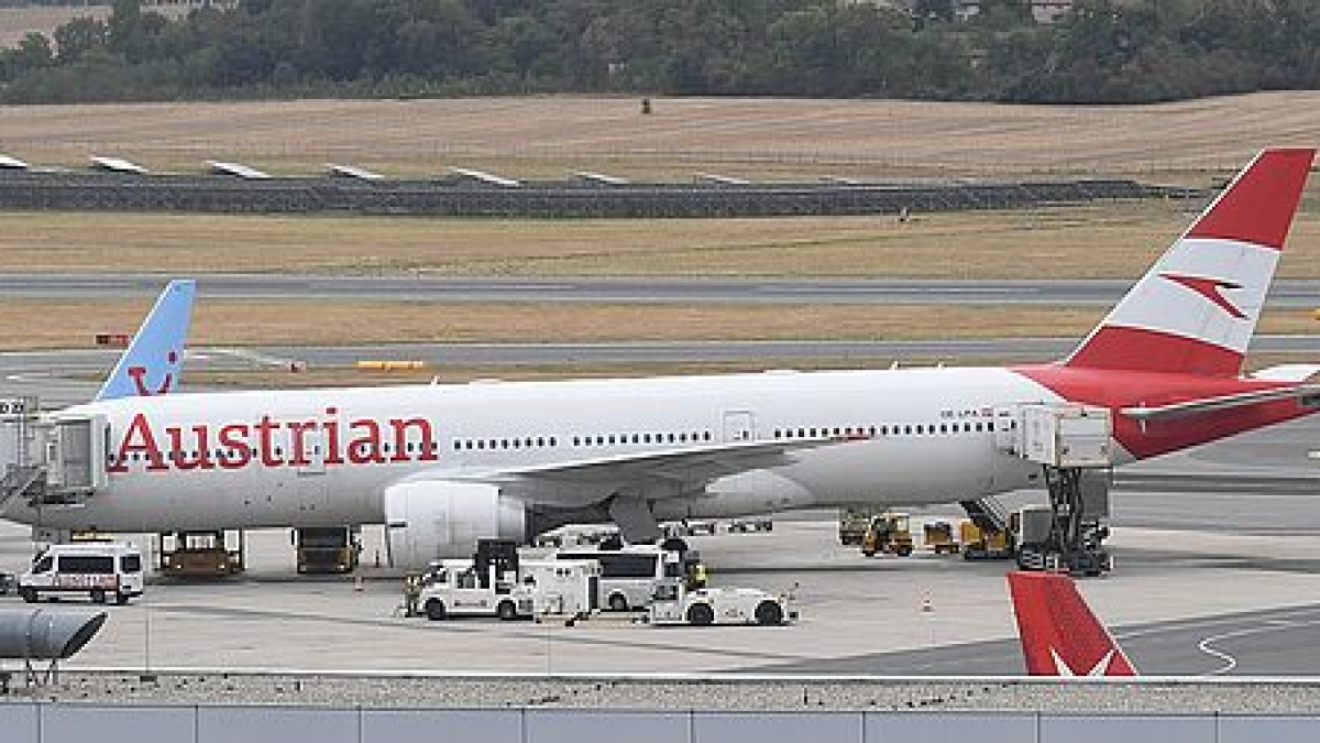 csm_DSC_0393_Betankung_Tankwagen_Tanklaster_Bodenabfertigung_Catering_OE-LPA_Boeing_777_AUA_Symbolbild_Huber_DRR_c70ad1bb4f