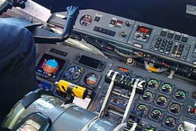 csm_Symbolbild_Piloten_Cockpit_Dash_8-300_Foto_Huber_AWMC_01_548f20f15c