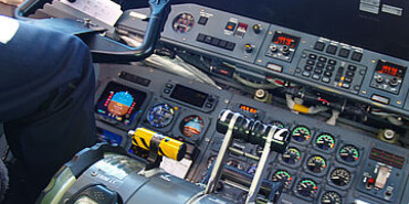 csm_Symbolbild_Piloten_Cockpit_Dash_8-300_Foto_Huber_AWMC_01_548f20f15c