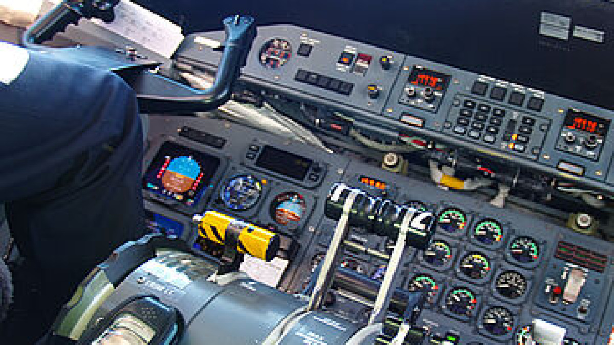 csm_Symbolbild_Piloten_Cockpit_Dash_8-300_Foto_Huber_AWMC_01_548f20f15c