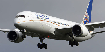 United Airlines uçağı havalimanında