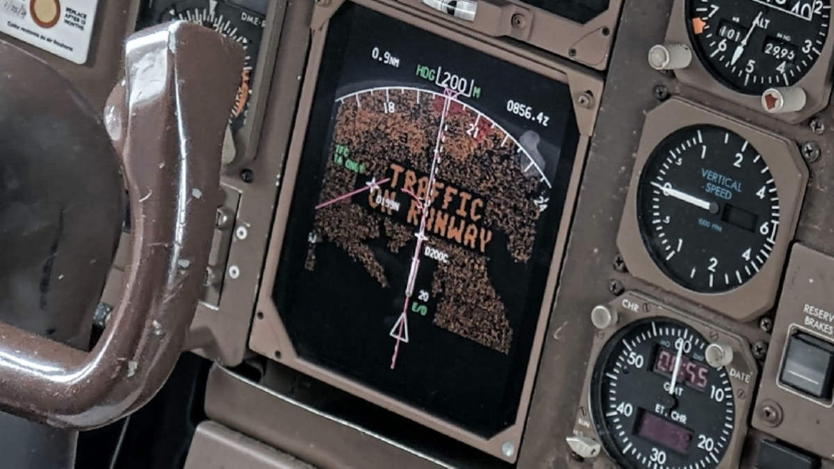 hon-aero-cockpit-runway-traffic-detection-1664x811-1