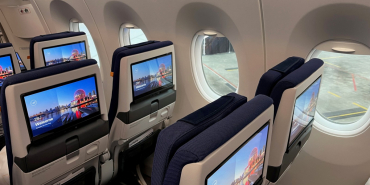 lufthansa-airbus-a350-allegris-economy-class-fensterreihe-bildschirm