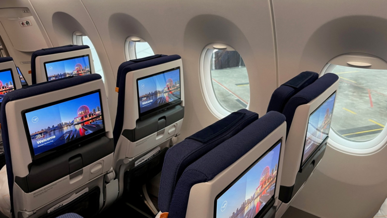 lufthansa-airbus-a350-allegris-economy-class-fensterreihe-bildschirm