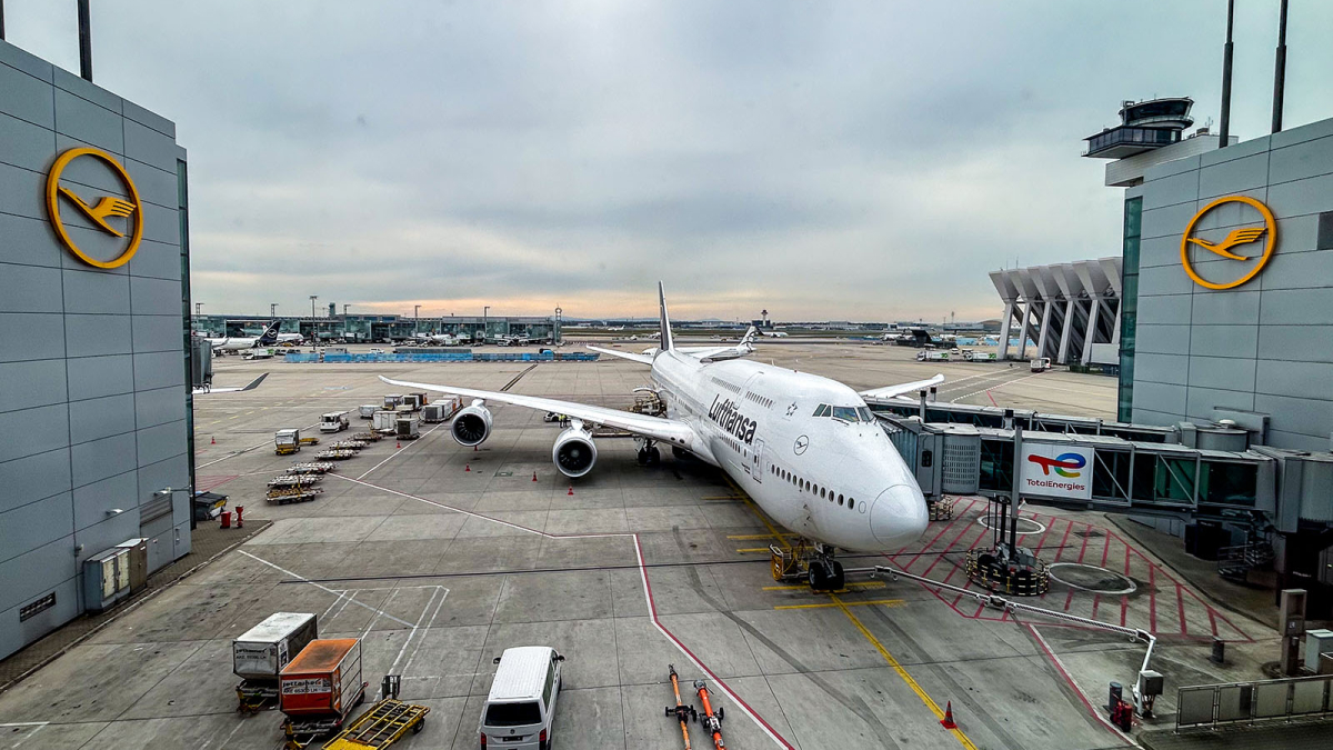 lufthansa-boeing-747-8-flugzeug-frankfurt-flughafen