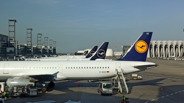 lufthansa-flugzeuge-leitwerke-frankfurt