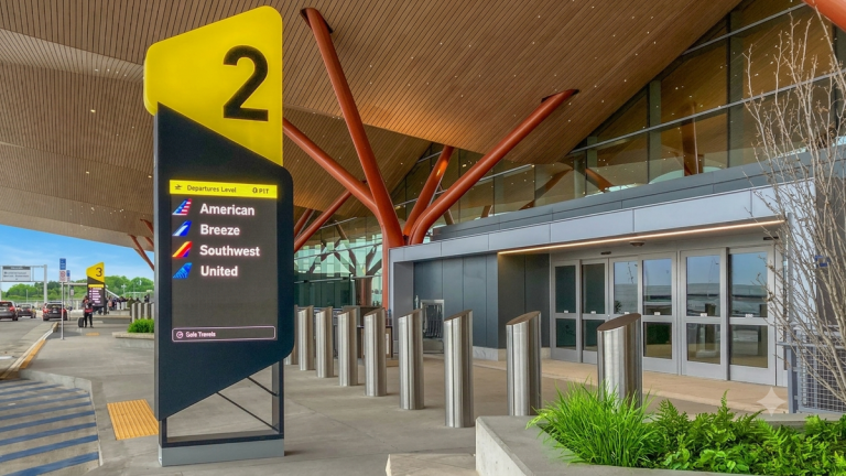 Pittsburgh Havalimanı’nda güvenlik sonrası açık hava terası 5 Havayolları United Airlines new-terminal-at-pittsburgh-international-airport