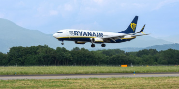 ryanair-boeing-737-800-landing