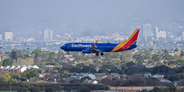 southwest-airlines-landing-at-los-angeles