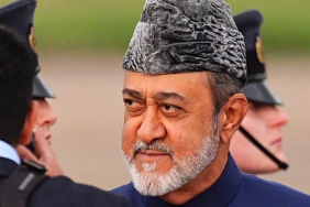 Umman Sultanı Haitham, Stansted Havalimanı’na İndi 14 Havacılık Hindistan Ordusu the-sultan-touched-down-at-stansted-airport-in-essex-on-monday-where-lord-henry-hood-greeted-him-on-behalf-of-king-charles