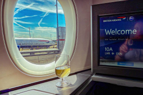 British Airways World Traveller Plus kabininde yeni kanatlı başlık tasarımına sahip koltuk