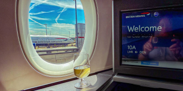 British Airways World Traveller Plus kabininde yeni kanatlı başlık tasarımına sahip koltuk