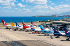Antalya’dan Rusya uçuşlarında 16 saate varan gecikme 20 Hava Kargo Singapore Airlines Antalya Havalimanı T2 terminalinde bekleyen yolcular