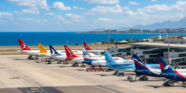 Antalya Havalimanı T2 terminalinde bekleyen yolcular