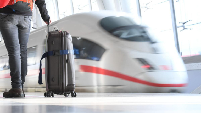zug-bahn-flughafen-frankfurt-am-main