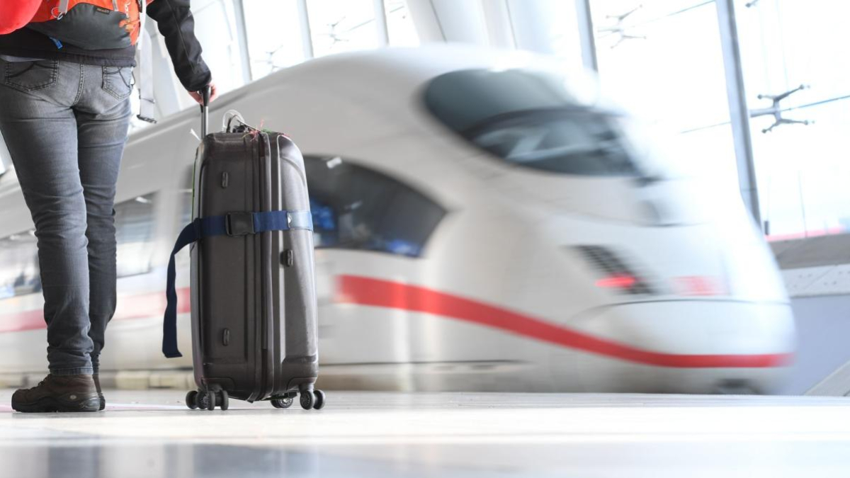 zug-bahn-flughafen-frankfurt-am-main